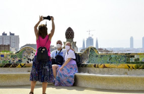 ep turistas en la plaza de la natura del park guell de barcelona despues de que hayan rehabilitado