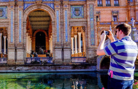 ep turistas paseando y admirando la plaza de espana a 03 de enero del 2023 en sevilla andalucia ep turistas paseando y admirando la plaza de espana a 03 de enero del 2023 en sevilla andalucia