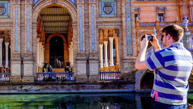 ep turistas paseando y admirando la plaza de espana a 03 de enero del 2023 en sevilla andalucia