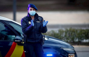 ep un agente de la policia nacional agradece a los sanitarios su labor en el homenaje que cada dia