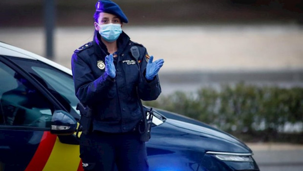 ep un agente de la policia nacional agradece a los sanitarios su labor en el homenaje que cada dia