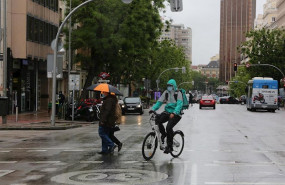 ep un ciclista en madrid en un dia de lluvia