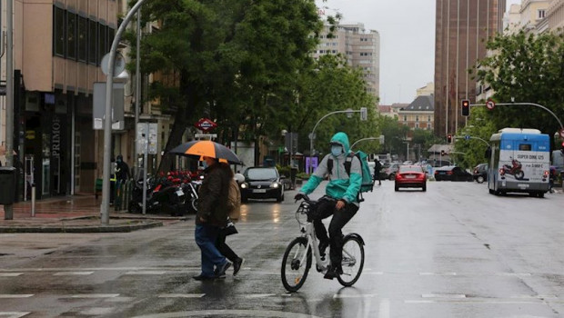 ep un ciclista en madrid en un dia de lluvia