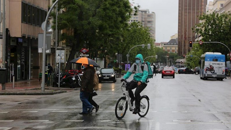 ep un ciclista en madrid en un dia de lluvia ep un ciclista en madrid en un dia de lluvia