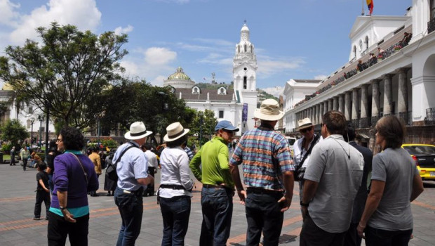 ep un grupo de turistas en quito la capital de ecuador