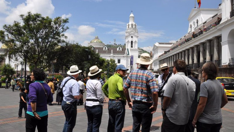 ep un grupo de turistas en quito la capital de ecuador ep un grupo de turistas en quito la capital de ecuador