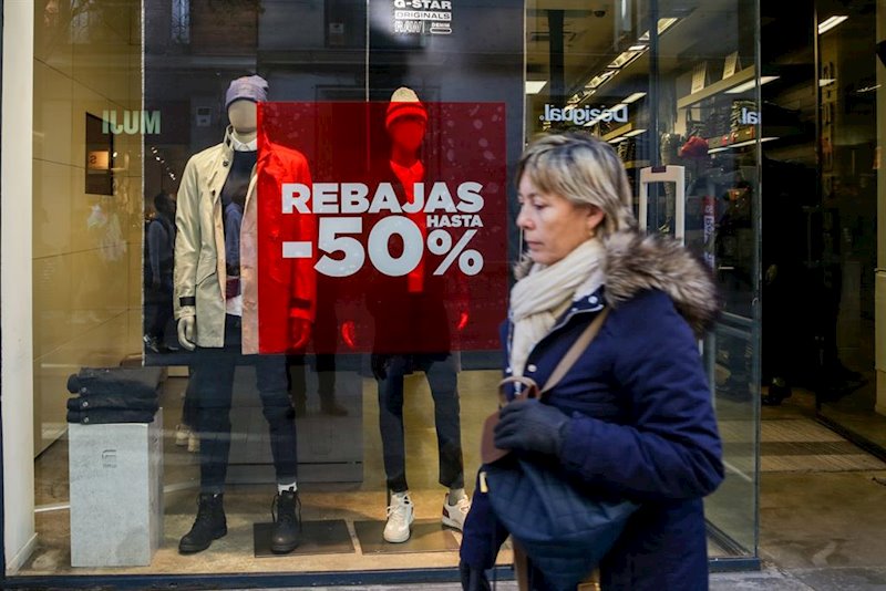 https://img.s3wfg.com/web/img/images_uploaded/9/3/ep_una_mujer_pasea_junto_a_una_tienda_de_ropa_en_madrid_en_la_que_se_ofertan_rebajas_de_hasta_el_50.jpg