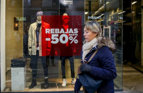 ep una mujer pasea junto a una tienda de ropa en madrid en la que se ofertan rebajas de hasta el 50 ep una mujer pasea junto a una tienda de ropa en madrid en la que se ofertan rebajas de hasta el 50
