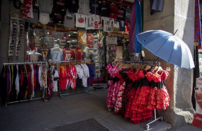 ep una tienda de regalos turisticos ubicada en la plaza mayor durante el primer dia con nuevas ep una tienda de regalos turisticos ubicada en la plaza mayor durante el primer dia con nuevas