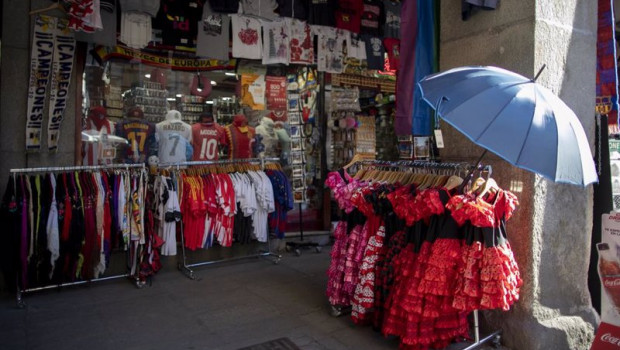 ep una tienda de regalos turisticos ubicada en la plaza mayor durante el primer dia con nuevas