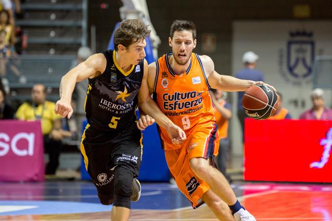 Van Rossom (Valencia Basket) Nico Richotti (Iberostar Tenerife) | ACB PHOTO - Á. PÉREZ - Archivo ep van rossom valencia basket nico richotti iberostar tenerife