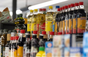 ep varias botellas de aceite en un supermercado