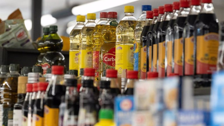 ep varias botellas de aceite en un supermercado