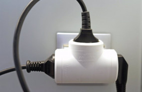 ep varios cables conectados a un ladron en un enchufe