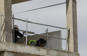 ep varios trabajadores de una empresa de hierros del poligono industrial prado overa trabajan en la