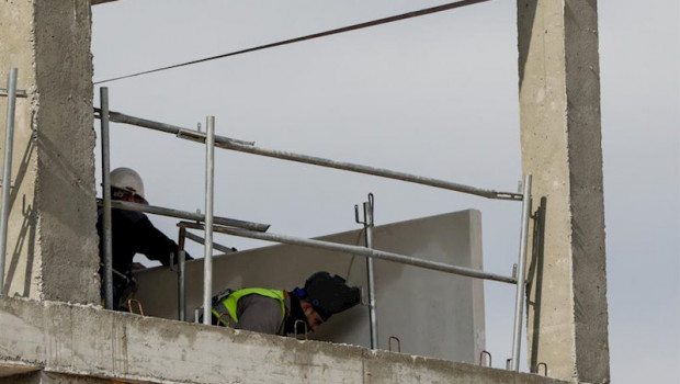 ep varios trabajadores de una empresa de hierros del poligono industrial prado overa trabajan en la