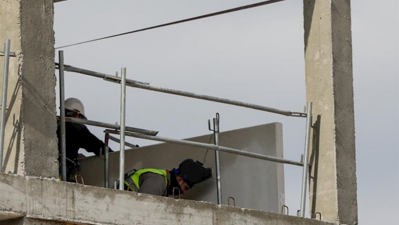 Varios trabajadores de una empresa de hierros del Polígono Industrial Prado Overa trabajan en la construcción de un edificio el día en el que se reactiva la actividad laboral no esencial en las empresas cuyos empleados no puedan teletrabajar cuando se cum | Jesús Hellín - Europa Press ep varios trabajadores de una empresa de hierros del poligono industrial prado overa trabajan en la