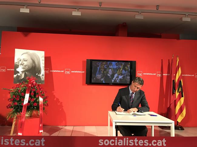 Xavier García Albiol firma el libro de condolencias a Carme Chacón | EUROPA PRESS ep xavier garcia albiol firmalibrocondolenciascarme chacon