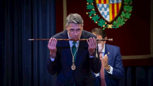 ep xavier garcia albiol pp con la vara de alcalde tras ser proclamado de nuevo primer edil de