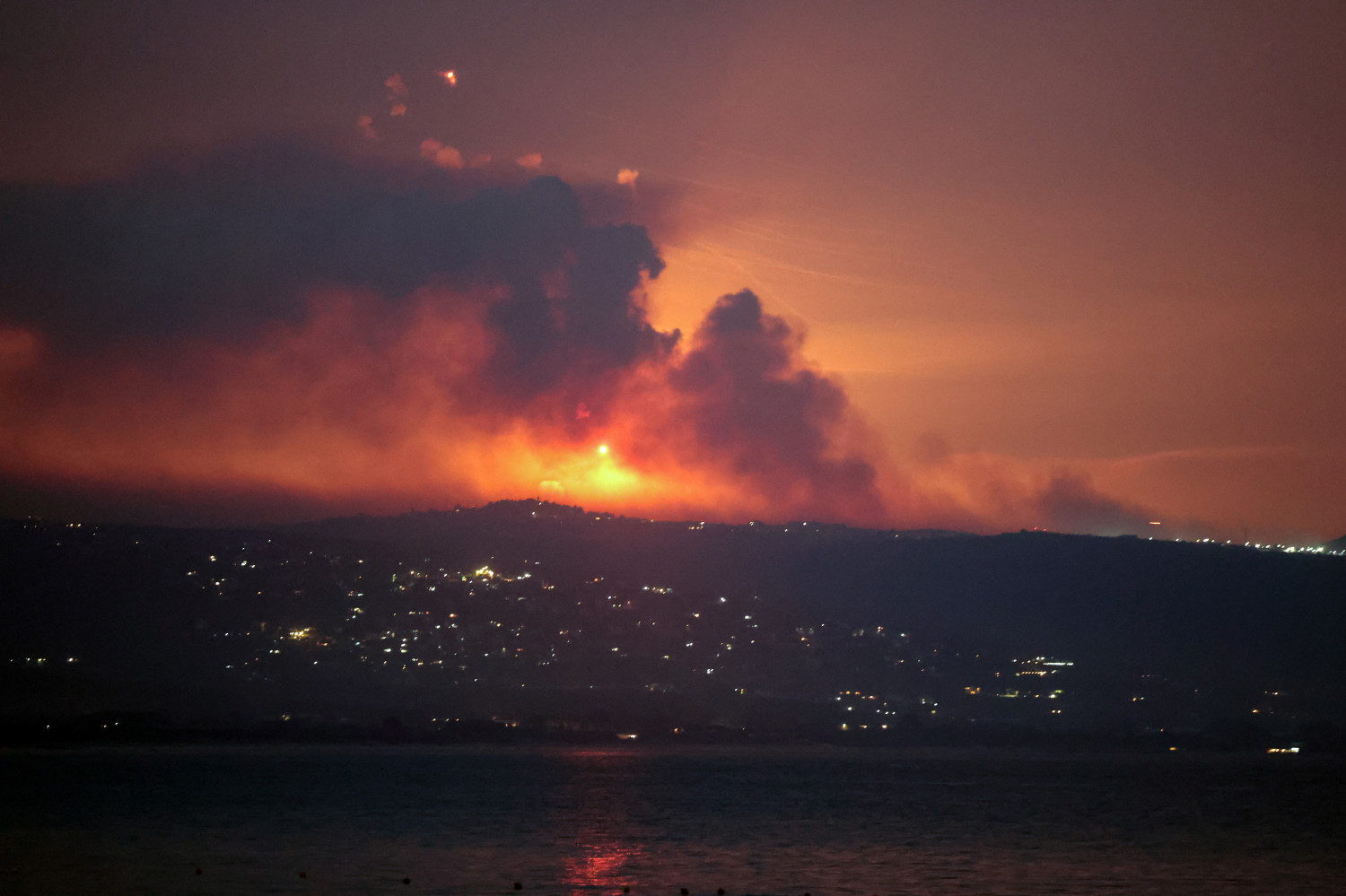 vue de tyr au sud du liban montrant de la fumee et des incendies du cote libanais de la frontiere avec israel 