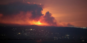 vue de tyr au sud du liban montrant de la fumee et des incendies du cote libanais de la frontiere avec israel 