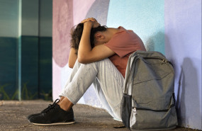 chico triste tiro completo sentado suelo 20230717162124 