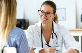 doctora con paciente sonriente