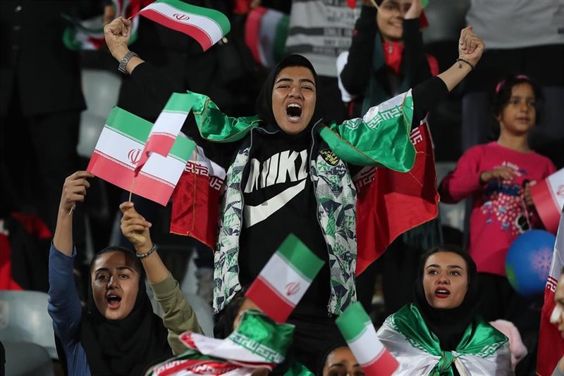 ep aficionados iranies animando a la seleccion de iran en su amistoso ante bolivia
