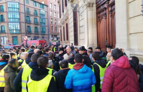 ep agricultores navarros cortan el trafico e intentan acceder al parlamento de navarra pero la