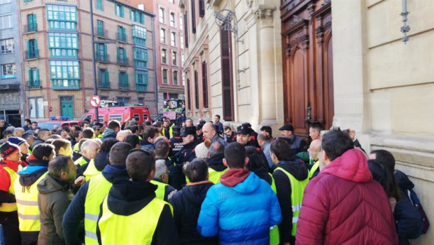 ep agricultores navarros cortan el trafico e intentan acceder al parlamento de navarra pero la