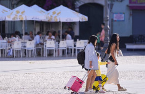 ep archivo   dos turistas arrastran sus maletas por la ciudad de cadiz