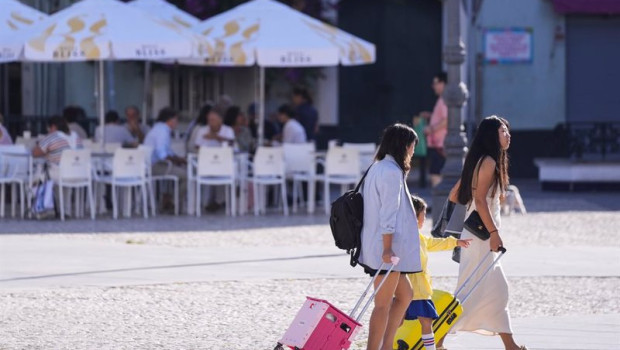 ep archivo   dos turistas arrastran sus maletas por la ciudad de cadiz