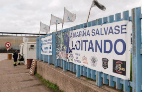 ep archivo   dos vigilantes de seguridad en la caseta de vigilancia de la fabrica de alcoa en san