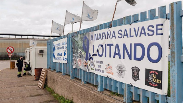 ep archivo   dos vigilantes de seguridad en la caseta de vigilancia de la fabrica de alcoa en san