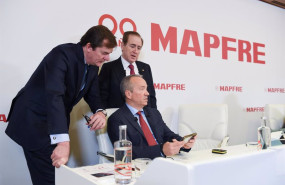 ep archivo   el director general de mapfre fernando mata c y el presidente de mapfre antonio huertas