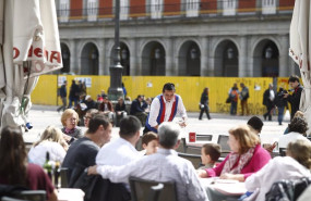 ep archivo   gente comiendo en una terraza de un restaurante