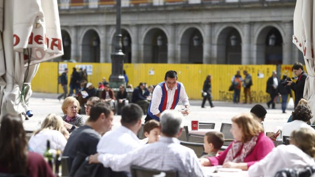 ep archivo   gente comiendo en una terraza de un restaurante