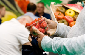 ep archivo un hombre comprando un cuenco de fresas ep archivo un hombre comprando un cuenco de fresas