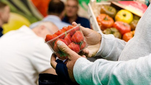 ep archivo   un hombre comprando un cuenco de fresas
