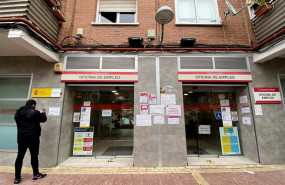 ep archivo   un hombre espera en una oficina de empleo