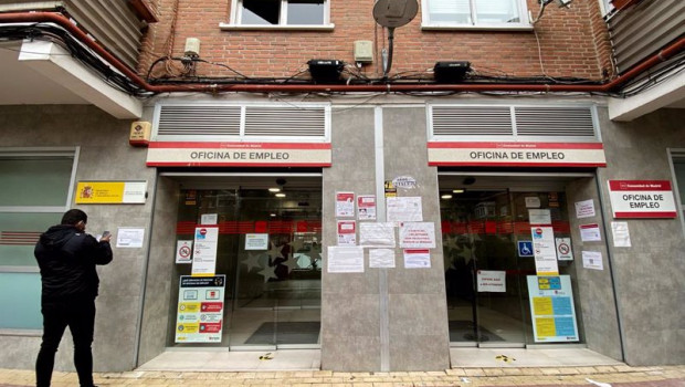 ep archivo   un hombre espera en una oficina de empleo