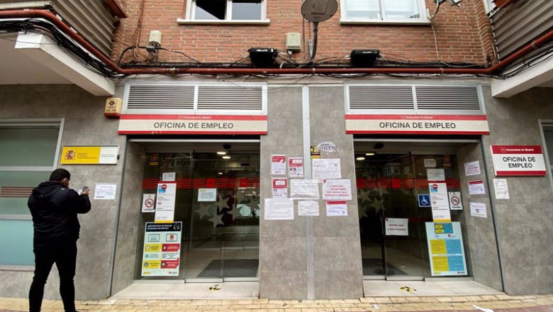 ep archivo   un hombre espera en una oficina de empleo