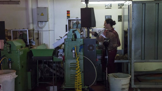 ep archivo   una trabajadora maneja maquinaria en la fabrica de corchos de maria taps sl