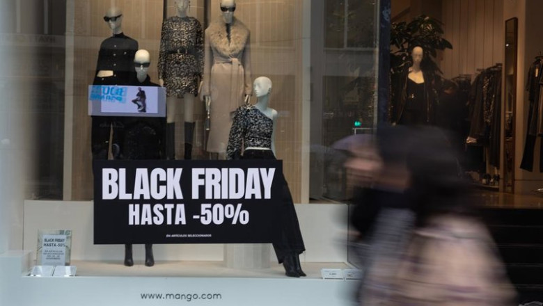 Archivo - Uno de cada tres operadores 'online' muestra "incorrectamente" los descuentos del Black Friday, según Consumo. | Eduardo Parra - Europa Press - Archivo ep archivo uno de cada tres operadores online muestra incorrectamente los descuentos del black