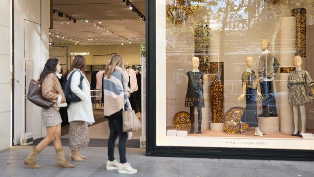 ep archivo   varias mujer miran la entrada de una tienda