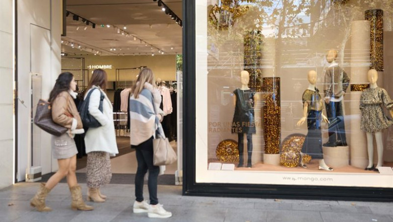 Archivo - Varias mujer miran la entrada de una tienda | Jesús Hellín - Europa Press - Archivo ep archivo varias mujer miran la entrada de una tienda