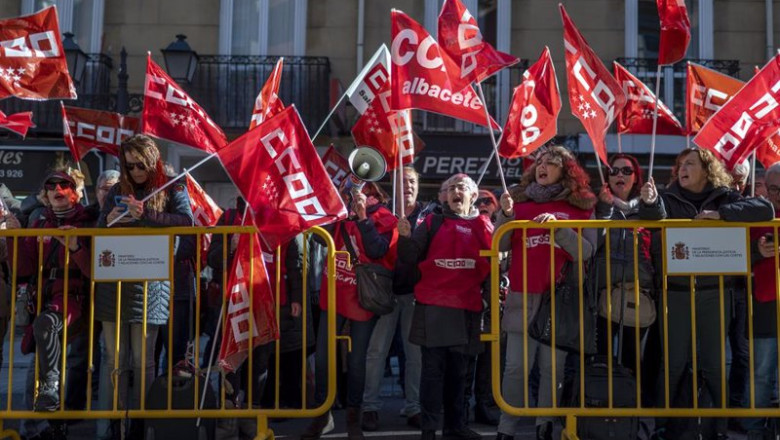 ep archivo varias personas con banderas de ccoo a 13 de diciembre de 2023 en madrid espana ep archivo varias personas con banderas de ccoo a 13 de diciembre de 2023 en madrid espana