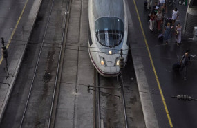 ep archivo varias personas en el anden de un tren en atocha ep archivo varias personas en el anden de un tren en atocha