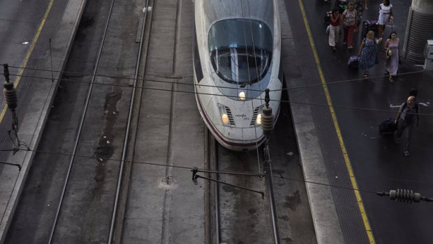 ep archivo   varias personas en el anden de un tren en atocha