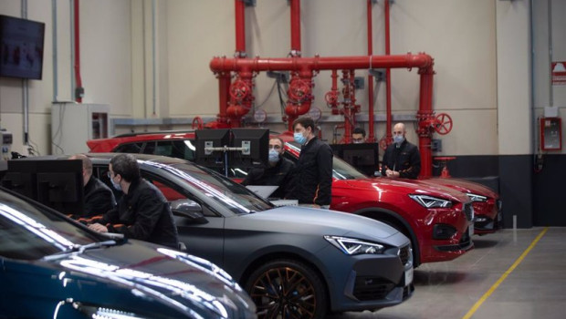 ep archivo   varios trabajadores en una fabrica de automoviles